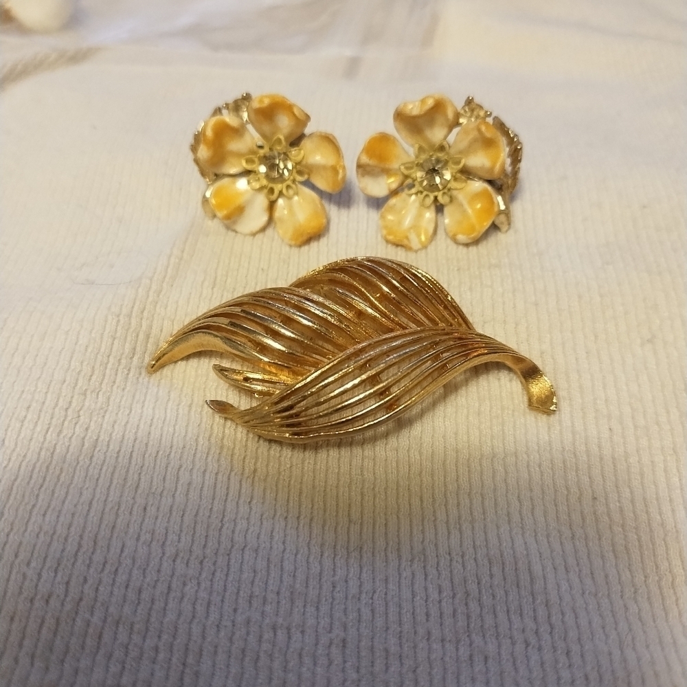 Vintage Lisner signed brooch and earrings